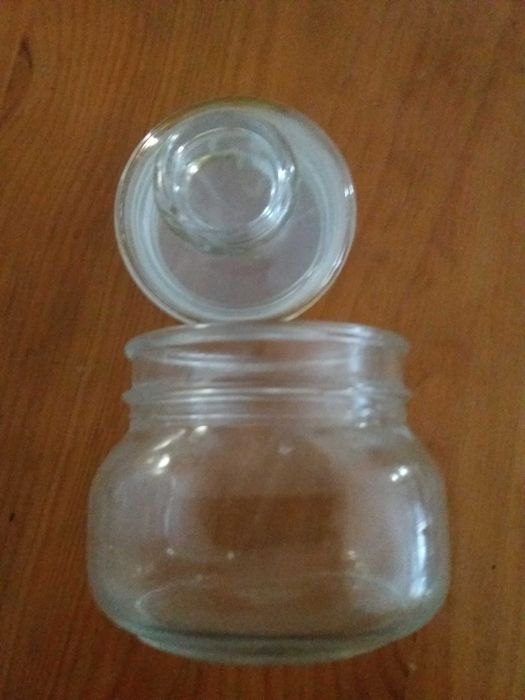 Transparent bottle.443822736964986881