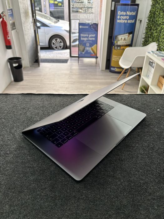 MacBook Pro 15 Core i7 | 512GB | 16GB | Radeon Pro 4GB