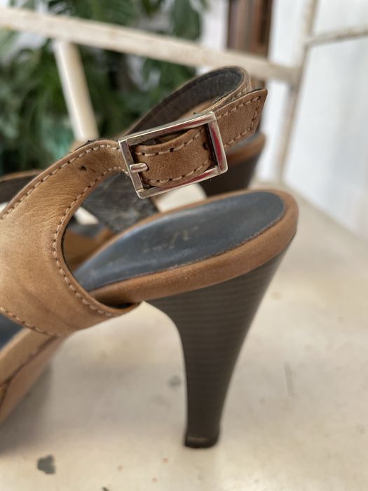 Sandália de salto em pele