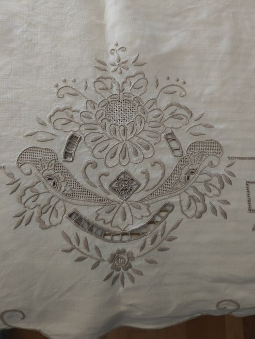 Vendo toalha de mesa bordada à mão da Madeira, original, com mais de 50 anos, em estado novo (nunca usada).