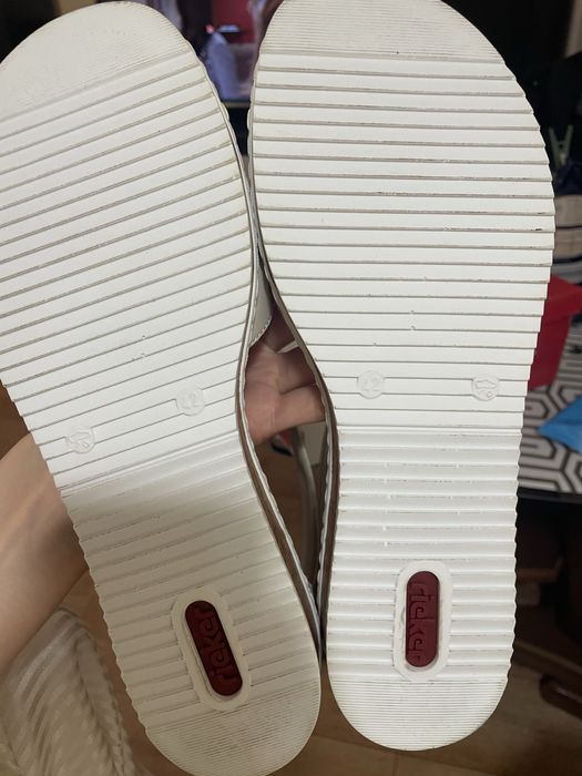 Жіночі сандалі.