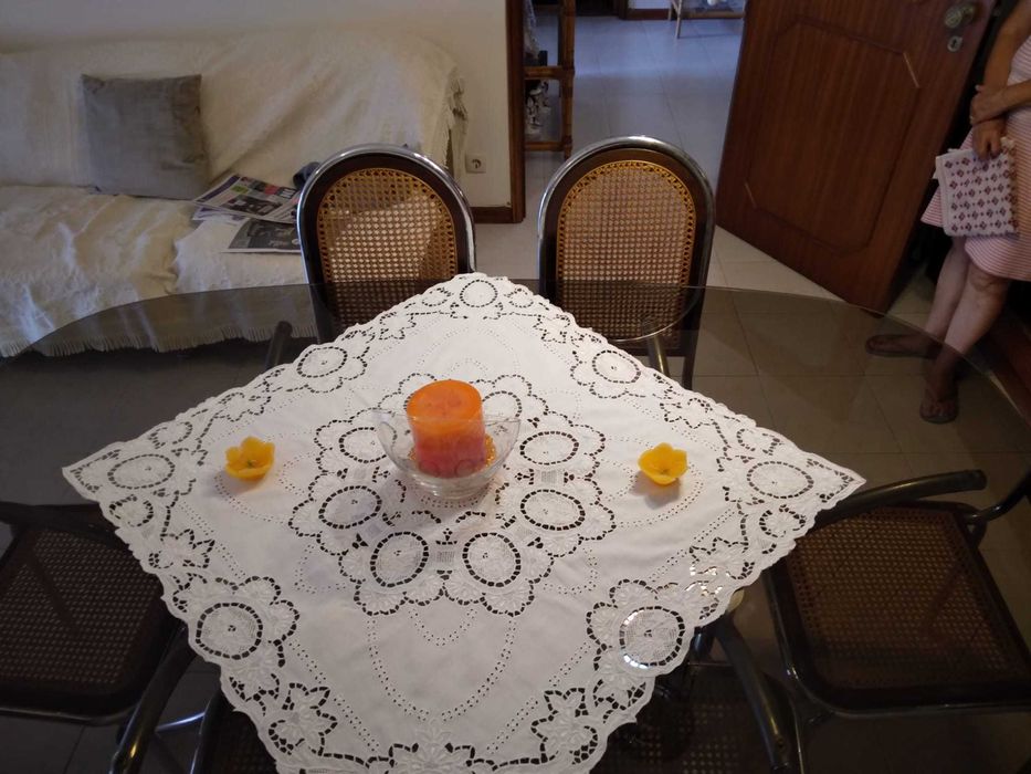 Mesa de sala com tampo em vidro e pés cromados