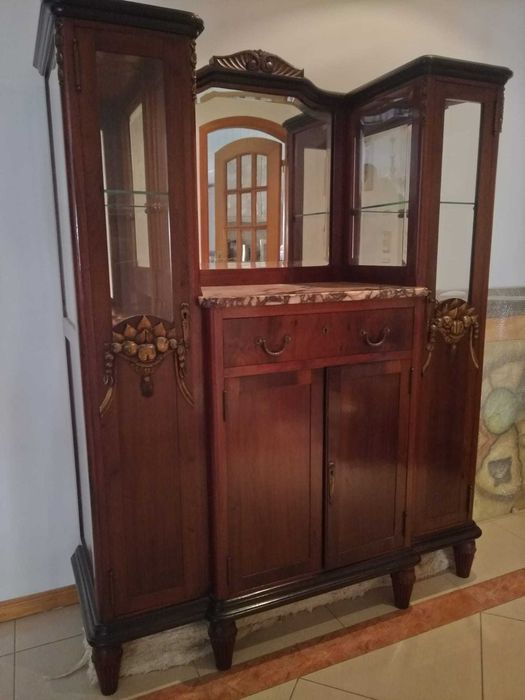 Cristaleira em madeira com tampo em mármore róseo