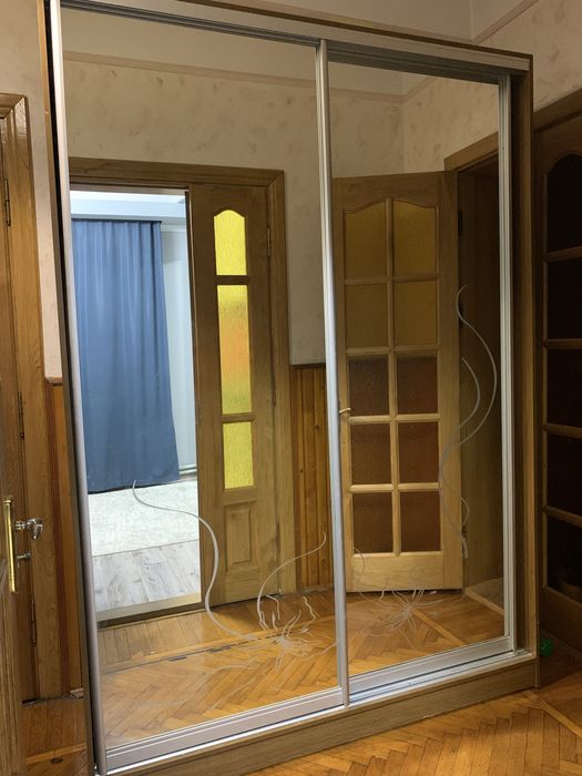 Продається  шафа купе з розсувними дверями .