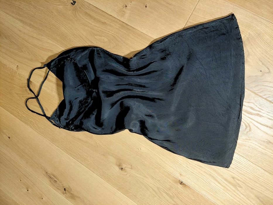 Czarna satynowa sukienka mini XS wiskoza odkryte plecy