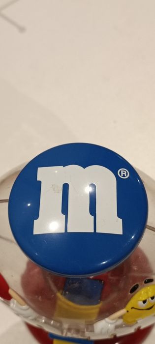 Dispensador de M&M's ou outra guloseima.