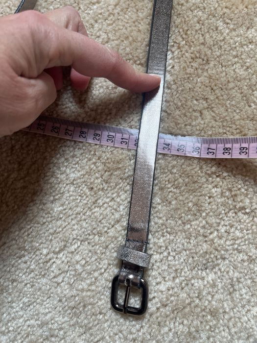 Srebrny wąski pasek z metalową klamra