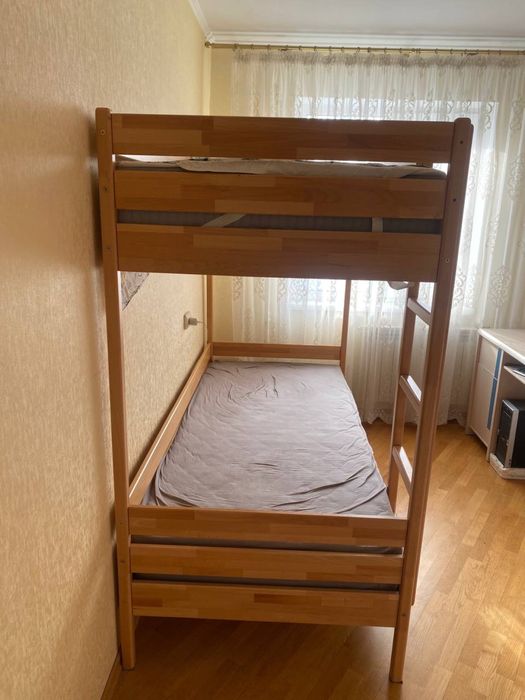Двоярусне дерев’яне ліжко