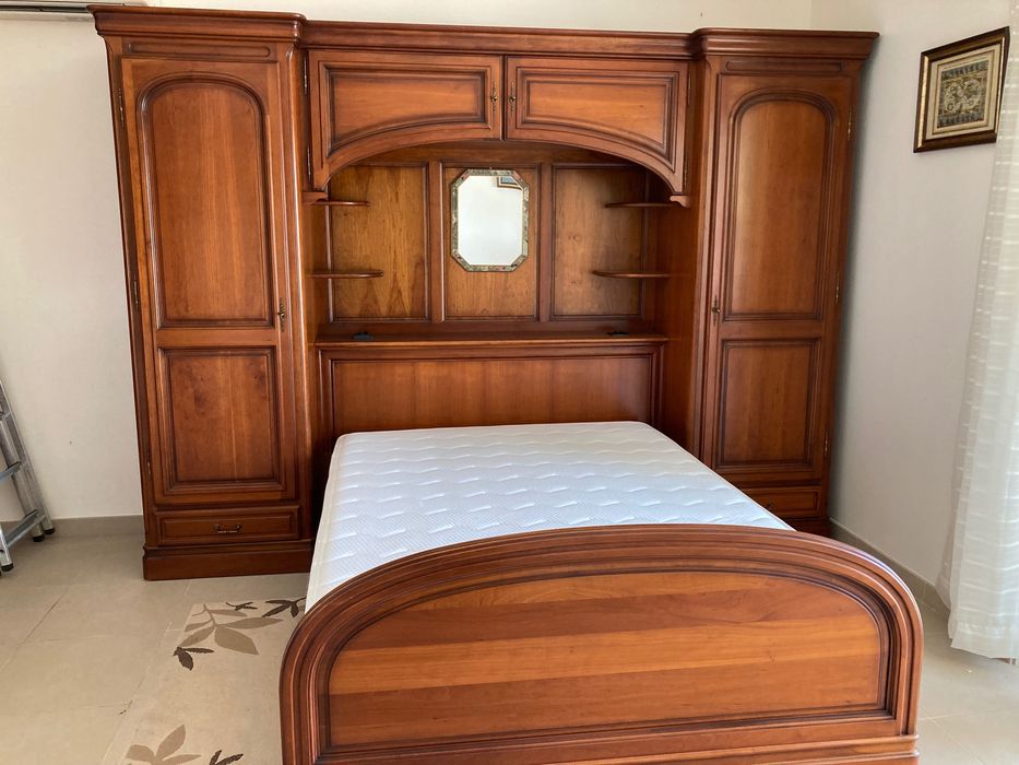 Quarto completo em cerejeira – cama, roupeiro e cabeceira