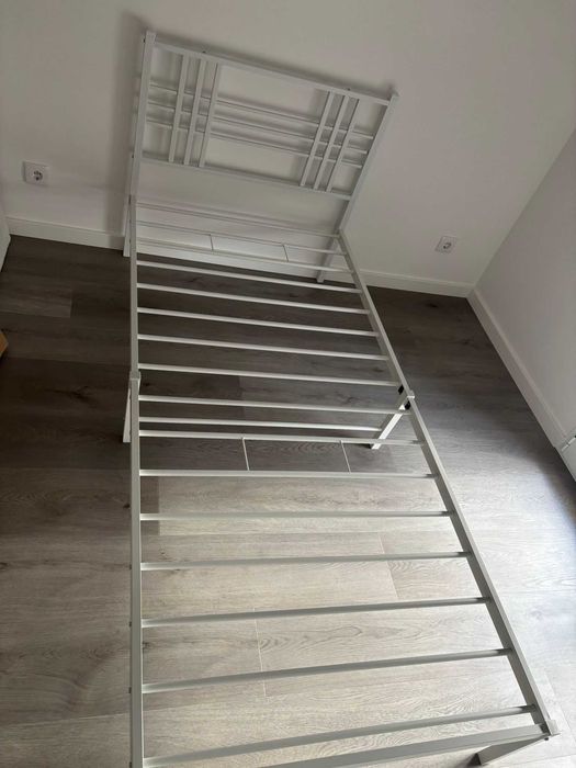 Urgente!!cama de ferro branca 90x200