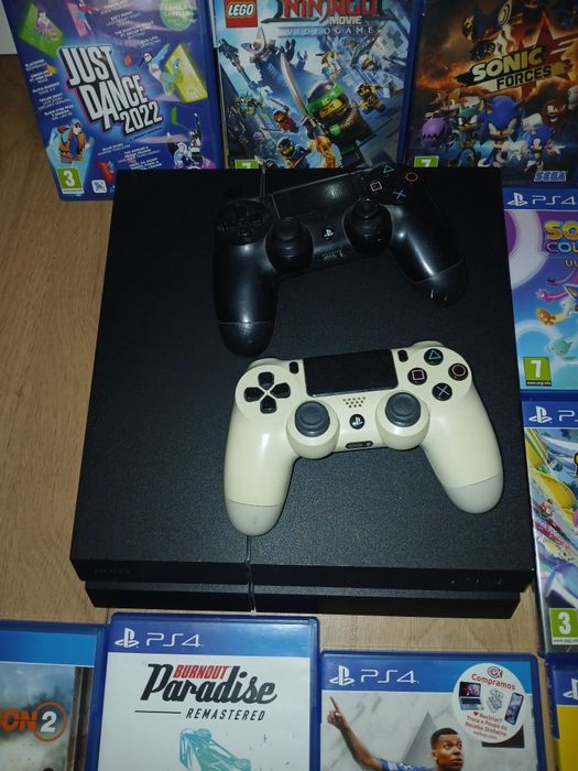 Playstation 4  com 2 Comandos 9 Jogos 1 Cabo Hdmi 1 cabo ligação + 1 câmara