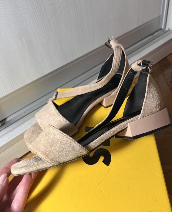 Замшеві бежеві босоніжки