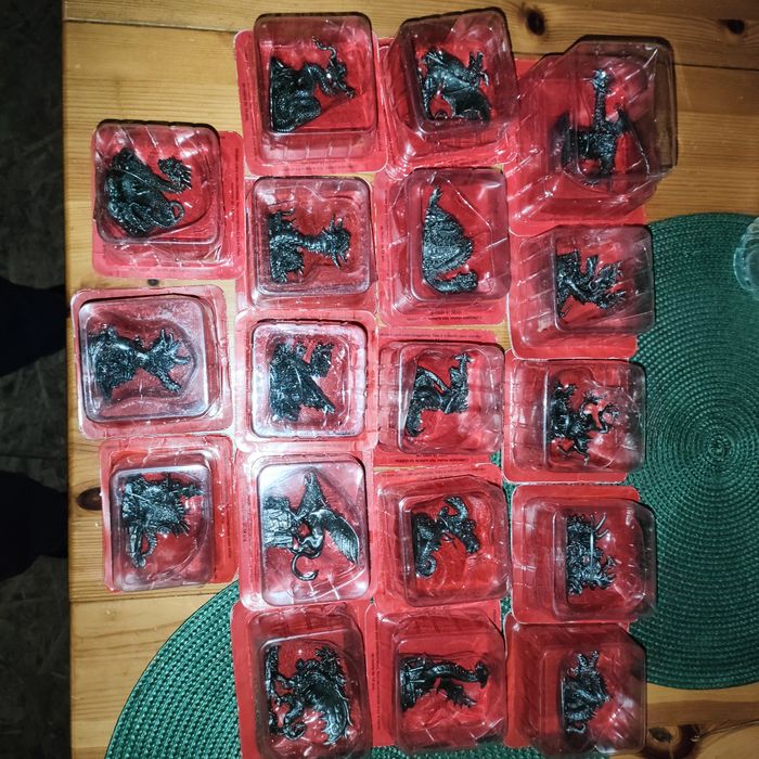 Smok, fantastyka, smoki kolekcjonerskie Deagustini 18 szt.