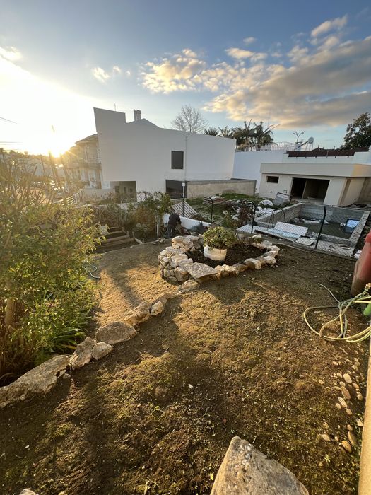 Fazemos hortas , e tambem limpeza do memso , construção e manuntenção