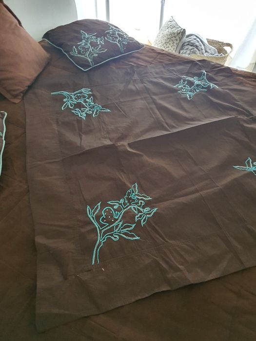 Colcha com almofadas e "napperon" decorativo