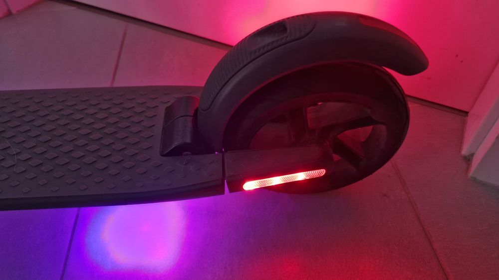 Hulajnoga Segway Ninebot Es2 z ładowarką
