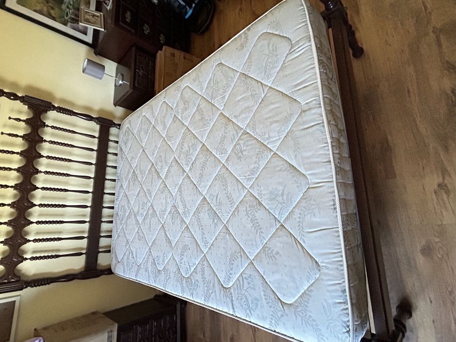 Mobilia de quarto de casal (estrutura, colchão e estrado)