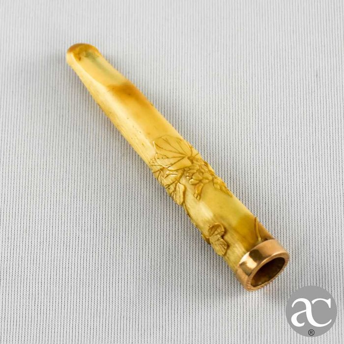 Antiga Boquilha em matéria nobre em relevo e ouro