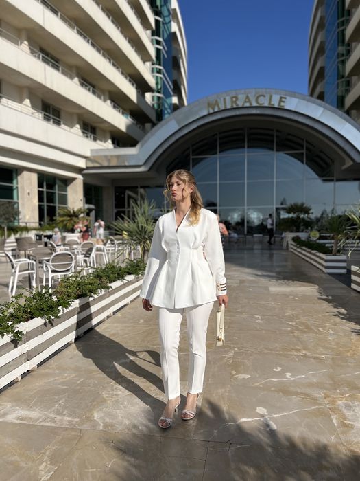 Білий костюм стан новий