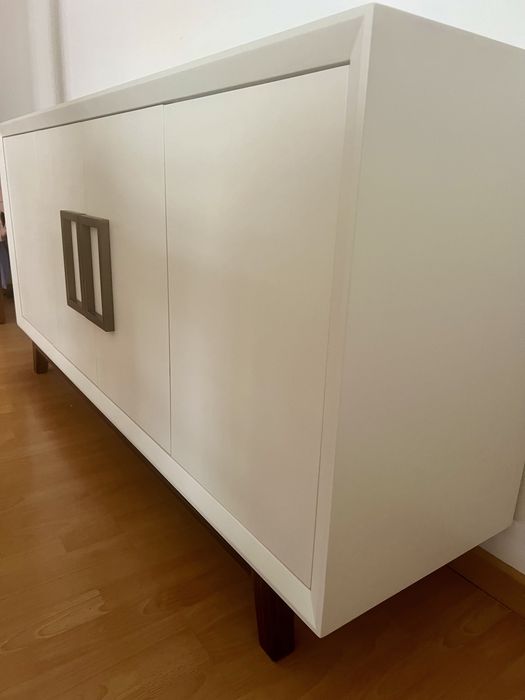 Aparador de Design Moderno – Branco e Madeira