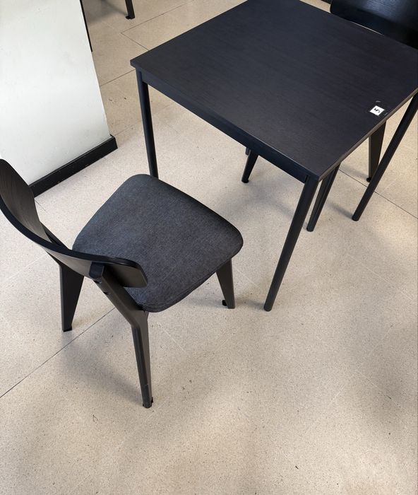 18 cadeiras e 9 mesas... da IKEA. Parecem novas em folha.
