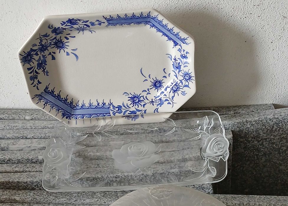 Travessas em louça e vidro