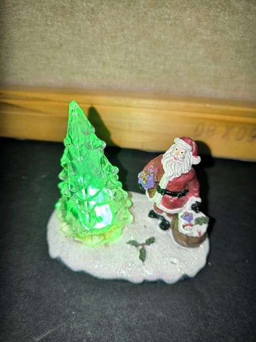 Pai natal com árvore