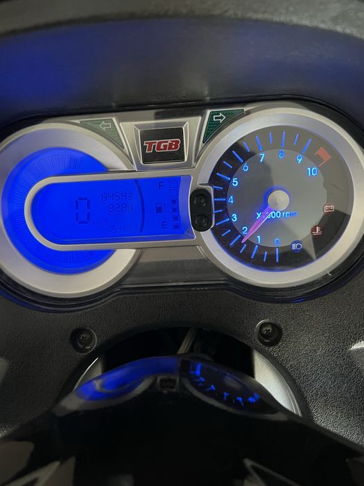 Scooter 125cc em muito bom estado ! Vendo ou troco.