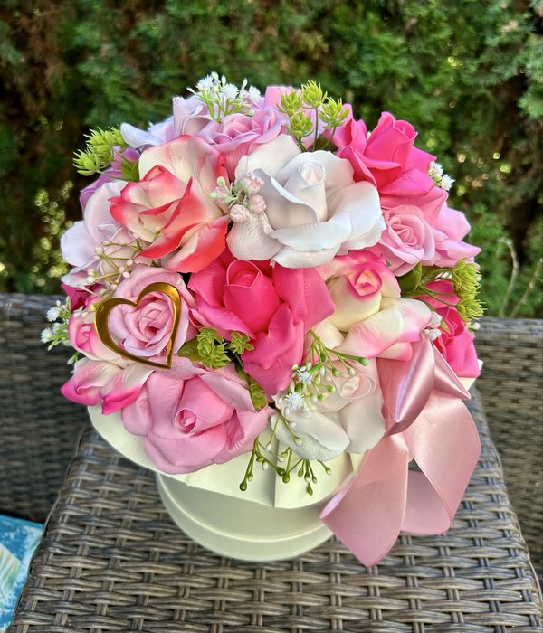 Duży flowerbox z kwiatami mydlanymi na różne okazje