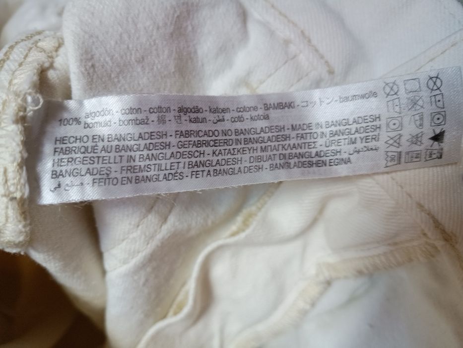 Białe spodnie z Bershka
