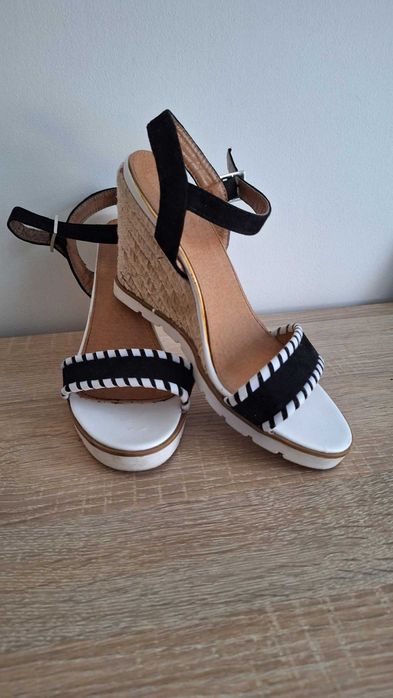 Sandałki na koturnie czarne zamszowe 38