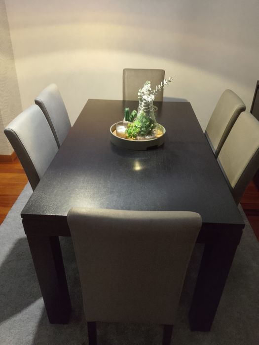 Mesa de sala extensível com 6 cadeira +Aparador e espelho