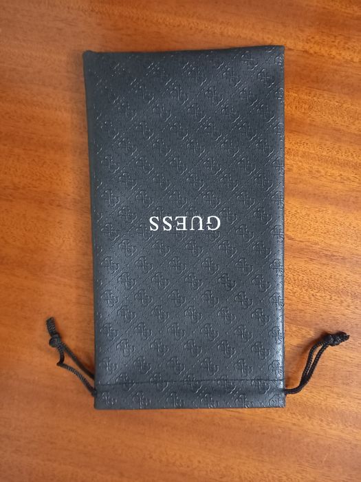 Nowe etui marki Guess