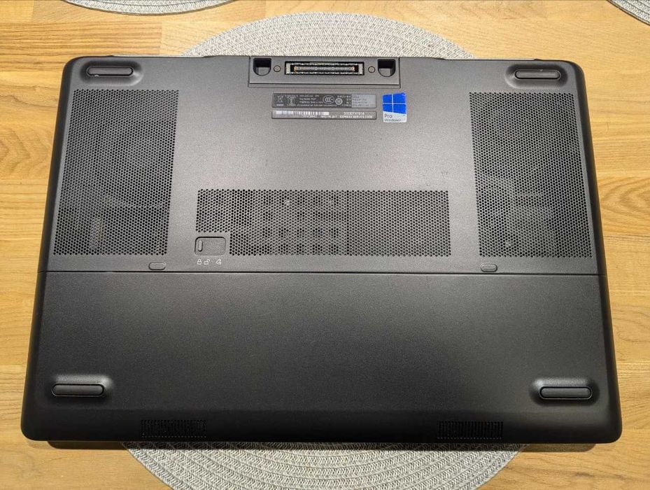 Dell Precision 7520 FHD IPS/i7-7820hq/m2200 4gb/16gb/256gb m2/win