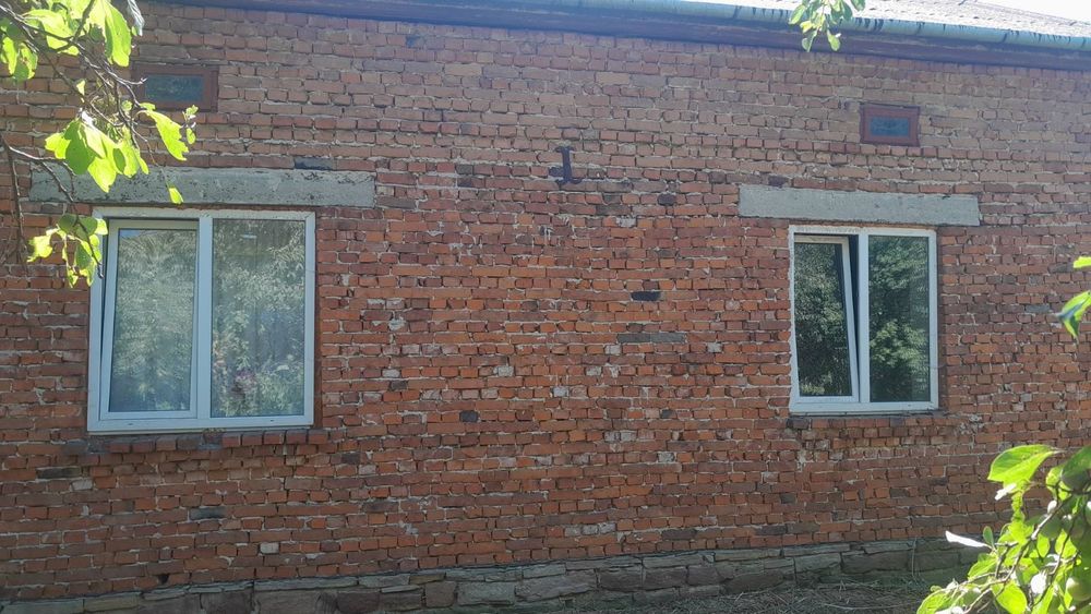 Продається хата в віддалиному та тихому місці.