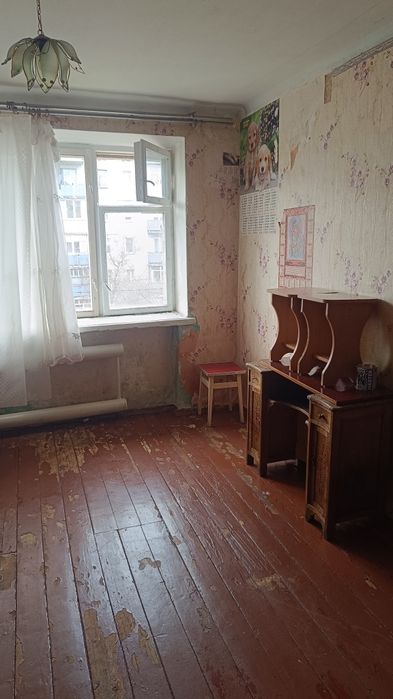 Простора кімната в хорошому місці