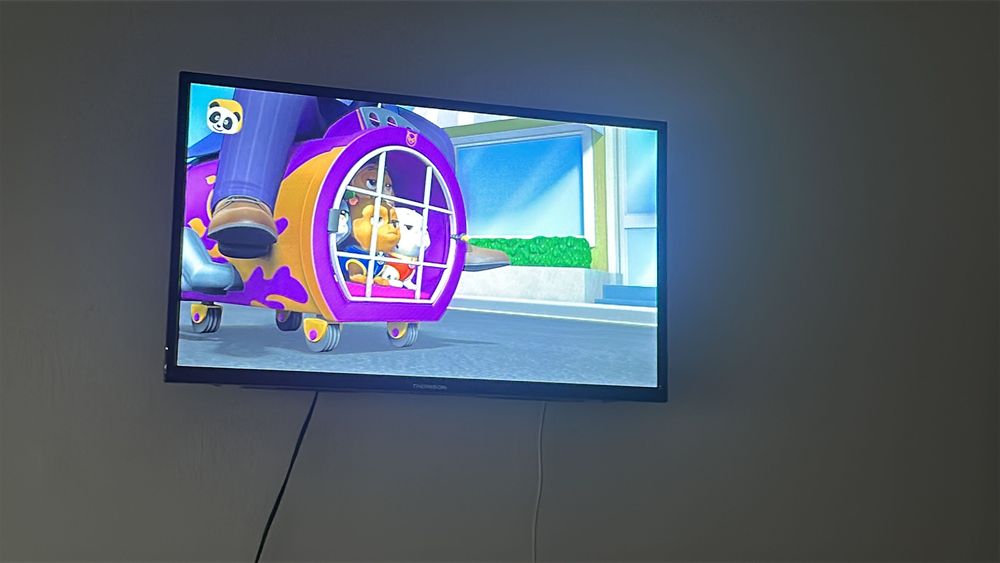 Vendo televisão como nova