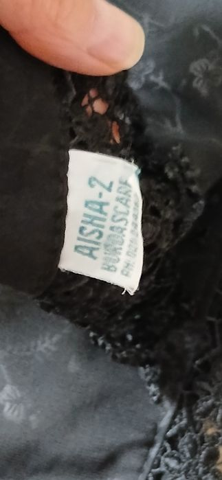 Czarna chusta z frędzlami