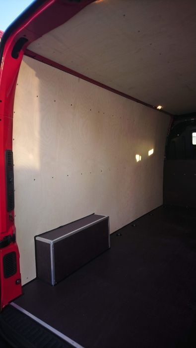 Zabudowa standardowa samochodu Renault Master L2H2