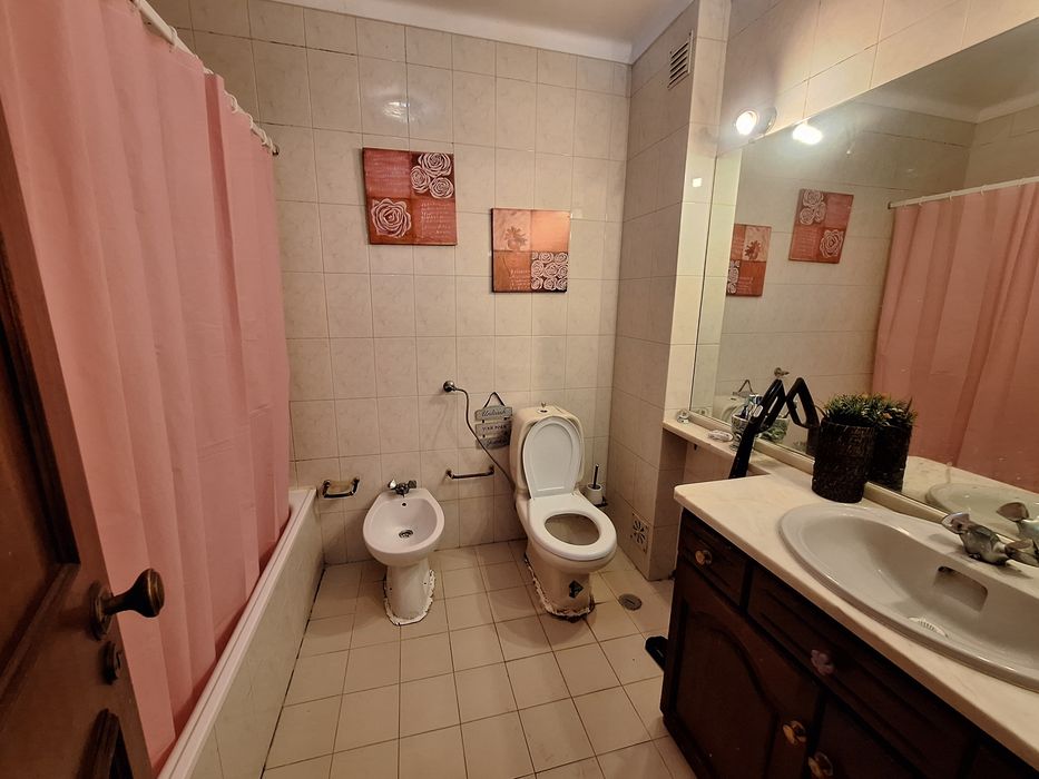 Quarto bem localizado em zona calma de Mem martins