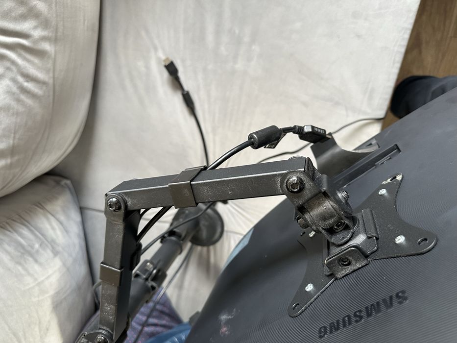 Zakrzywiony monitor samsung i obrotowy uchwyt do monitora i laptopa