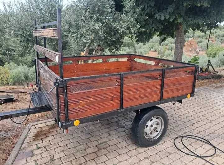 Título: Reboque agrícola multiuso