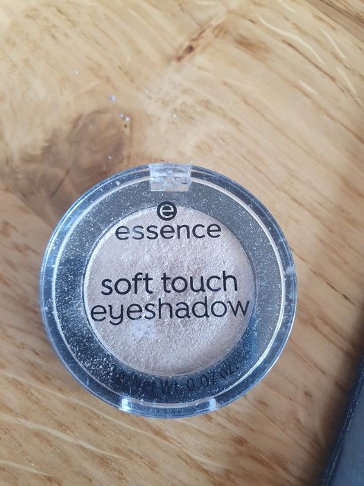 powiek essence  soft touch eyeshadow 02 champagne