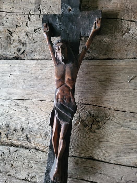 Rzeźbiony drewniany krzyż 51 cm