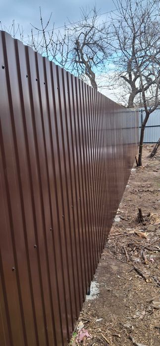 Монтаж забора из профнастила. Установка забора из профанстила под ключ