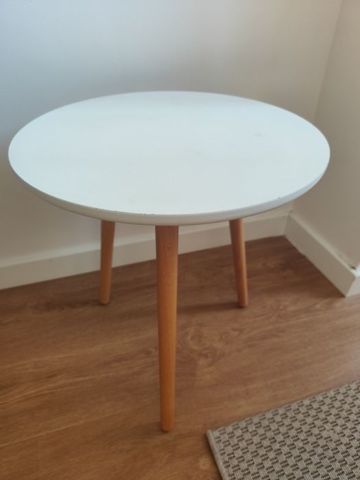 Mesa de apoio com pés em madeira