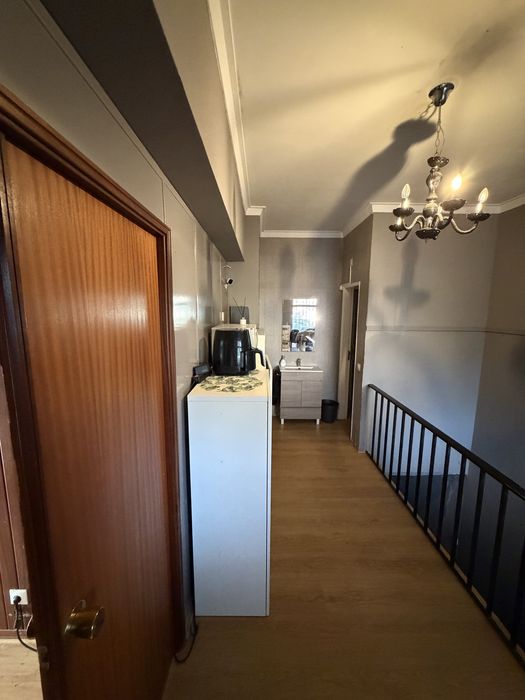 Gabinete Profissional com Vitrine em Corroios | 400 €/mês — Tudo Incluído
