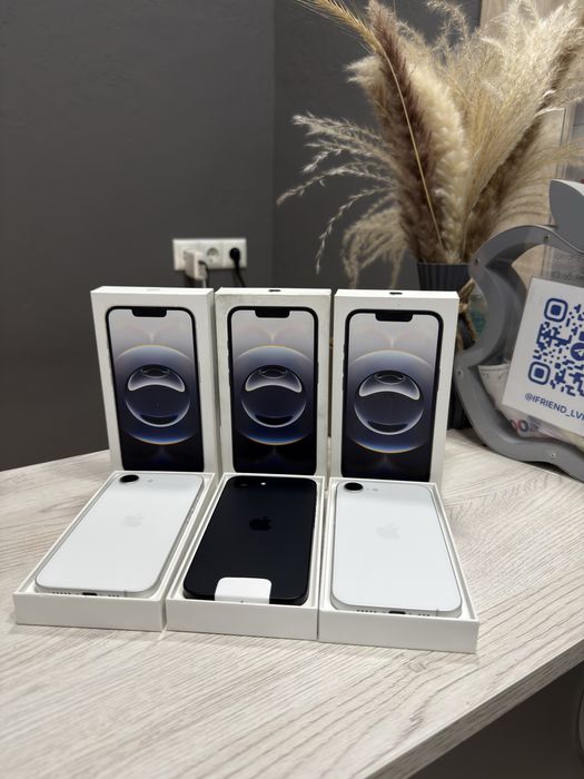 Open IPhone 16e 128 Gb Black/White,1 рік гарантії від магазину.