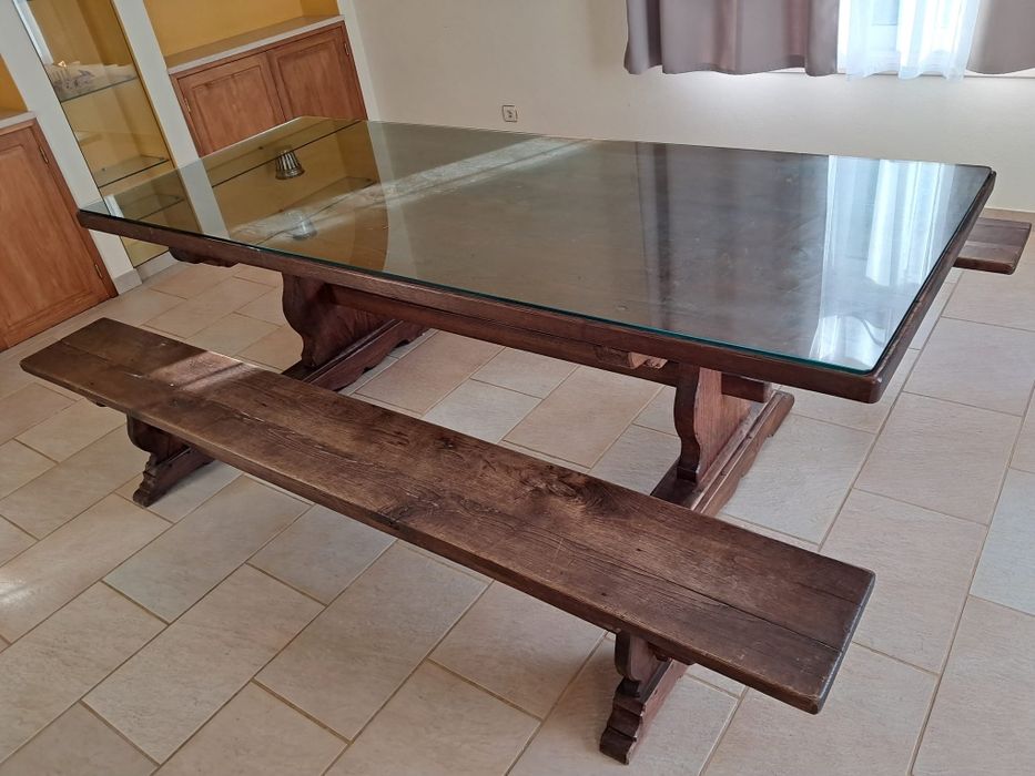 Mesa de jantar de madeira maciça