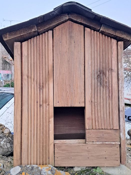 Casota para gato ou cão pequenino.